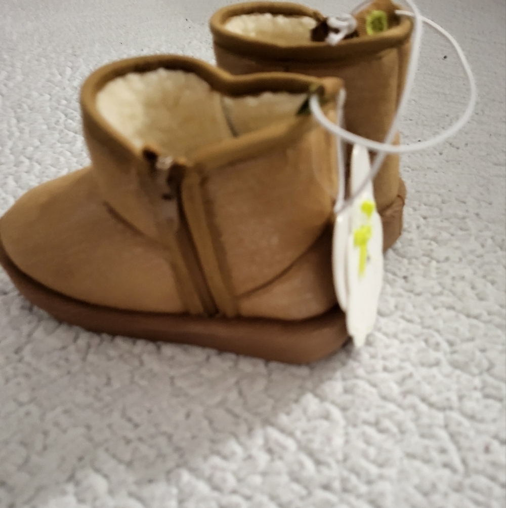 Cozy Tan Kids Boots 5T - Picture 2 of 4